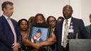 Familia lui Roger Fortson, pilot afroamerican din Fortele Aeriene, vrea dreptate, dupa ce militarul a fost ucis de un politist care a intrat cu forta in apartamentul gresit