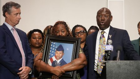 Familia lui Roger Fortson, pilot afroamerican din Fortele Aeriene, vrea dreptate, dupa ce militarul a fost ucis de un politist care a intrat cu forta in <span style='background:#EDF514'>APARTA</span>mentul gresit