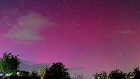 Imagini spectaculoase in Romania - Aurora boreala surprinsa de localnici in Bacau