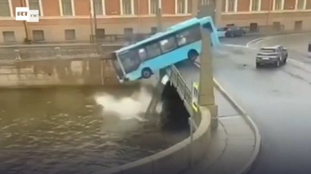 Sapte oameni au murit intr-un autobuz care a cazut in rau, in centrul Sankt Petersburgului. Momentul prabusirii de pe pod a fost filmat
