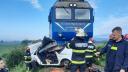 Accident feroviar in judetul Brasov. O masina a fost lovita in plin de un tren. O persoana a murit