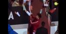 Novak Djokovic a fost lovit in cap cu un recipient metalic, in timp ce semna autografe, dupa victoria din turul II de la Roma. VIDEO