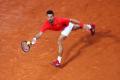 Novak Djokovic, lovit in cap la Roma de o sticla (VIDEO)