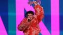 Castigatorul Eurovision a spart trofeul pe scena, imediat dupa ce i-a fost inmanat. VIDEO