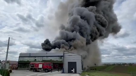 Incendiu puternic la hala unui producator de tamplarie PVC. Autoritatile au emis mesaj Ro-Alert