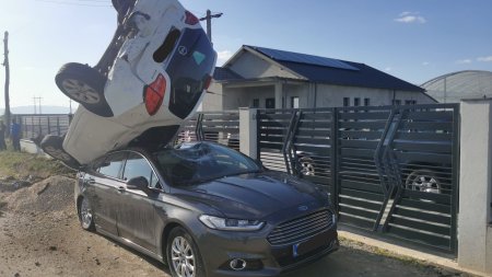 Accident spectaculos, cu doi raniti usor, in Vrancea: Lasati-le asa, ca monument istoric la intrarea in comuna