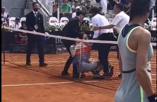 Meciul Soranei Cirstea cu Madison Keys, din optimile turneului la Roma, intrerupt dupa ce doi protestatari au intrat pe teren | VIDEO
