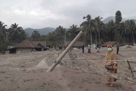 Raurile de lava au distrus mai multe sate din Sumatra. Zeci de persoane au murit