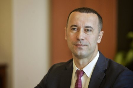 Iulian Dumitrescu respinge <span style='background:#EDF514'>ACUZATII</span>le conform carora jurnalistii critici au fost sechestrati: O jurnalista s-a inchis cu cheia in Palatul Administrativ