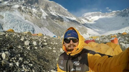 Un alpinist roman a cucerit varful Everest. Ascensiunea a durat aproape de 12 ore