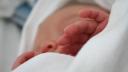 Un bebelus respira pentru prima data singur dupa ce a fost supus unui transplant rar de plamani