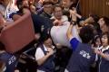 Motivul pentru care deputatii din Taiwan s-au luat la bataie in parlament | VIDEO