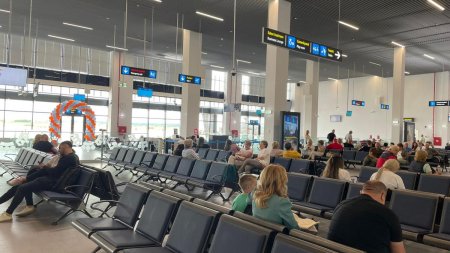 Primii pasageri care au trecut prin noul terminal al Aeroportului Oradea au primit cadouri