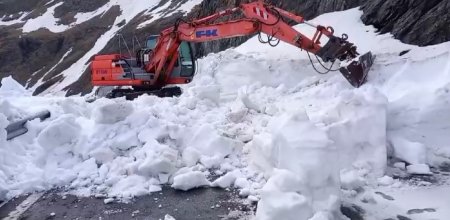Drumarii continua deszapezirea pe Transfagarasan si anunta posibilitatea redeschiderii traficului la mijlocul lunii iunie / In unele locuri stratul de zapada are trei metri - VIDEO