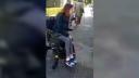 Incident revoltator in Craiova. Tanara in scaunul cu rotile, umilita de un sofer de autobuz. Este cercetat disciplinar