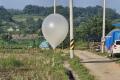 Coreea de Nord a trimis in Coreea de Sud saci plini cu gunoi, purtati de baloane