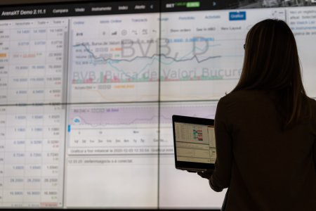 Cadoul de Paste al companiilor de la Bursa de Valori Bucuresti pentru <span style='background:#EDF514'>INVESTITORI</span>: dividende de 12 mld. lei. Cea mai mare repartizare, de la Hidroelectrica, circa 4 mld. lei, din care 80% ia statul roman in calitate de actionar majoritar. Petrom, 2,8 mld. lei. Banca Transilvania, 1,6 mld. lei