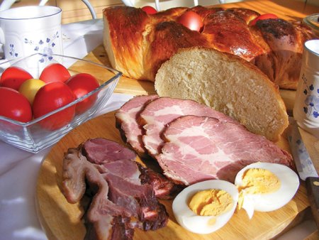 Micii producatori din zona rurala spun ca de Paste consumatorul se indreapta catre ei. Efortul si munca lor sunt insa zilnice, indiferent de sezon
