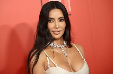 Kim Kardashian, criticata pentru ca poarta bijuterii mai scumpe decat o casa la plaja. Cum a pozat