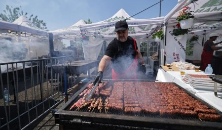 Primul festival al micilor in Bucuresti: o echipa de bucatari a doborat recordul pentru cel mai lung mic realizat vreodata