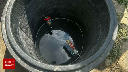 Un baietel de 2 ani a cazut intr-un canal cu apa din apropierea casei, in Galati. A fost salvat de tatal sau