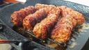 Poate cel mai cautat loc de mici din Romania: Cozi de sute de persoane la mici de 1 mai in Piata Obor
