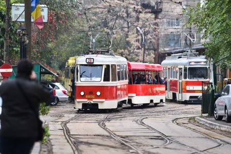 Sute de bucuresteni s-au plimbat cu tramvaiele istorice de 1 Mai