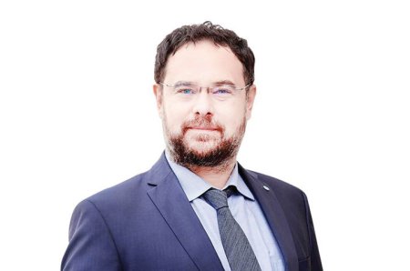 ZF Deschiderea de astazi la Bursa. Cel mai pesimist scenariu pentru economie, retrogradarea ratingului de tara. Cel mai optimist? Luam fonduri eur<span style='background:#EDF514'>OPEN</span>e, spune Adrian Codirlasu, CFA
