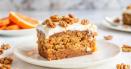 Reteta pentru tortul perfect de morcovi cu glazura cremoasa de cheesecake si nuci pecan coapte