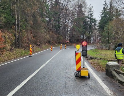 Au inceput <span style='background:#EDF514'>FORAJ</span>ele pentru consolidarea drumului spre Poiana Brasov