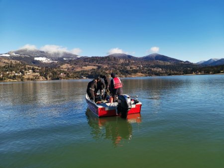 Un tanar a cazut dintr-o barca pe lacul Colibita si nu a mai iesit la suprafata