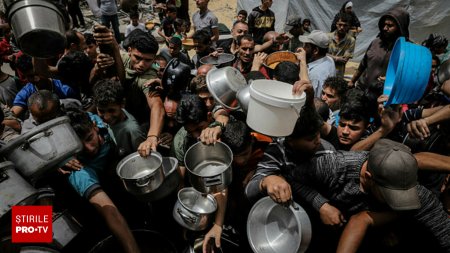 Copiii din Gaza, fortati sa caute hrana in gun<span style='background:#EDF514'>OAIE</span>. Ajutorul umanitar este blocat complet | GALERIE FOTO