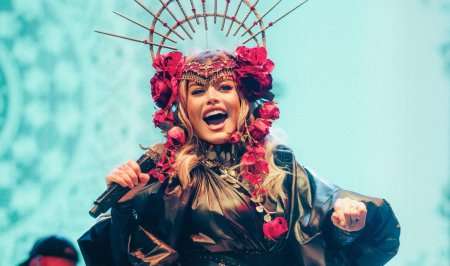 Loredana Groza, in pantaloni-gogosari la plaja. Aparitia cantaretei a fost comentata de fani: Talentata, sexy si mereu cool