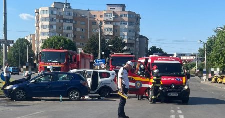 Opt persoane ranite intr-un accident in Craiova. O soferita care a trecut pe rosu a lovit o ambulanta cu cinci pacienti