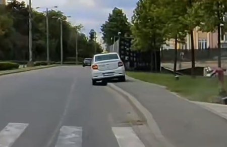 Taxi scapat de sub control la Iulius Mall in Cluj. S-a urcat pe trotuar si era sa loveasca o femeie