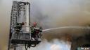 Incendiu de amploare la mai multe afaceri din Voluntari: pompierii au intervenit cu 14 autospeciale de stingere a focului