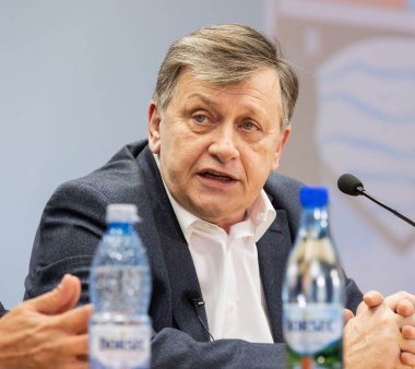 Crin Antonescu: 'Am votat pentru o Romanie unita, puternica si demna'