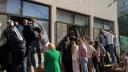 Jurnalistii straini, urcati pe ferestre la sectia de vot unde a mers Crin Antonescu. Interes major pentru alegerile din Romania