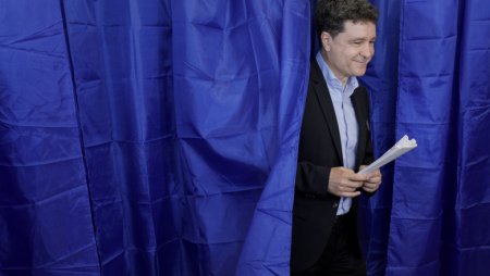 Nicusor Dan, la sectia de votare alaturi de partenera sa: Avem sansa unei schimbari reale in clasa politica