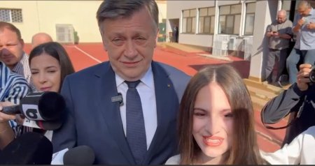 Fiica lui Crin Antonescu, alaturi de tatal sau in ziua votului – mesajul tinerei pentru alegatori
