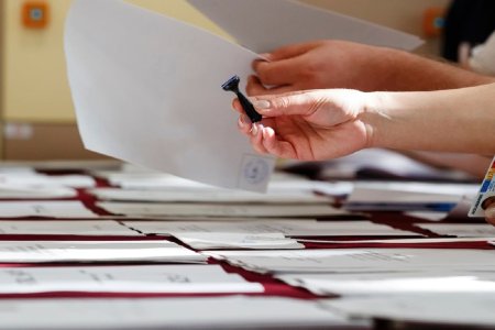 Cand este turul 2 al alegerilor prezidentiale 2025 din <span style='background:#EDF514'>ROMANIA</span>?