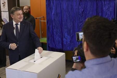 Crin Antonescu si-a recunoscut infrangerea: Plec cu fruntea sus