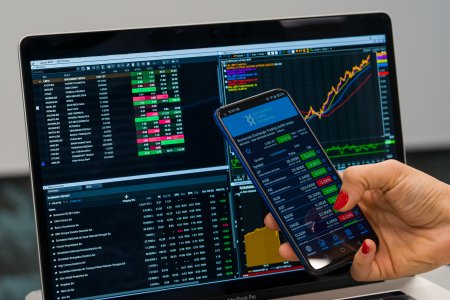 Bursa. Care sunt pragurile de impozitare si cum se completeaza declaratia unica. Cei care au avut in 2024 castiguri din investitii de peste 19.800 de lei au termen pana pe 26 mai 2025 pentru a plati CASS de 10%, indiferent daca sunt sau nu <span style='background:#EDF514'>SALA</span>riati