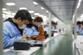 Viata de cosmar a muncitorilor chinezi din fabricile de laptopuri. Roboti si supraveghere nonstop