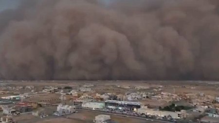 O uriasa furtuna de nisip a inghitit Arabia Saudita: oamenii au fost sfatuiti sa limiteze calatoriile