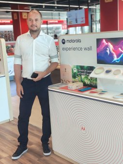 Vladislav Ivanov, Motorola Mobility: Operatorii de telecom trebuie sa schimbe strategia, <span style='background:#EDF514'>RETAILER</span>ii castiga teren pe piata de smartphone-uri