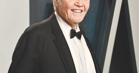 Jon Voight i-a propus lui Trump reducerea tarifelor pentru filmele straine, cu o zi inainte ca presedin<span style='background:#EDF514'>TELE</span> sa impuna taxe de 100%