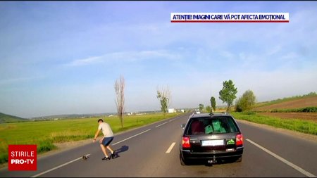 Momentul in care un sofer salveaza o pisica pe cale sa fie calcata de masini, pe o sosea intens circulata